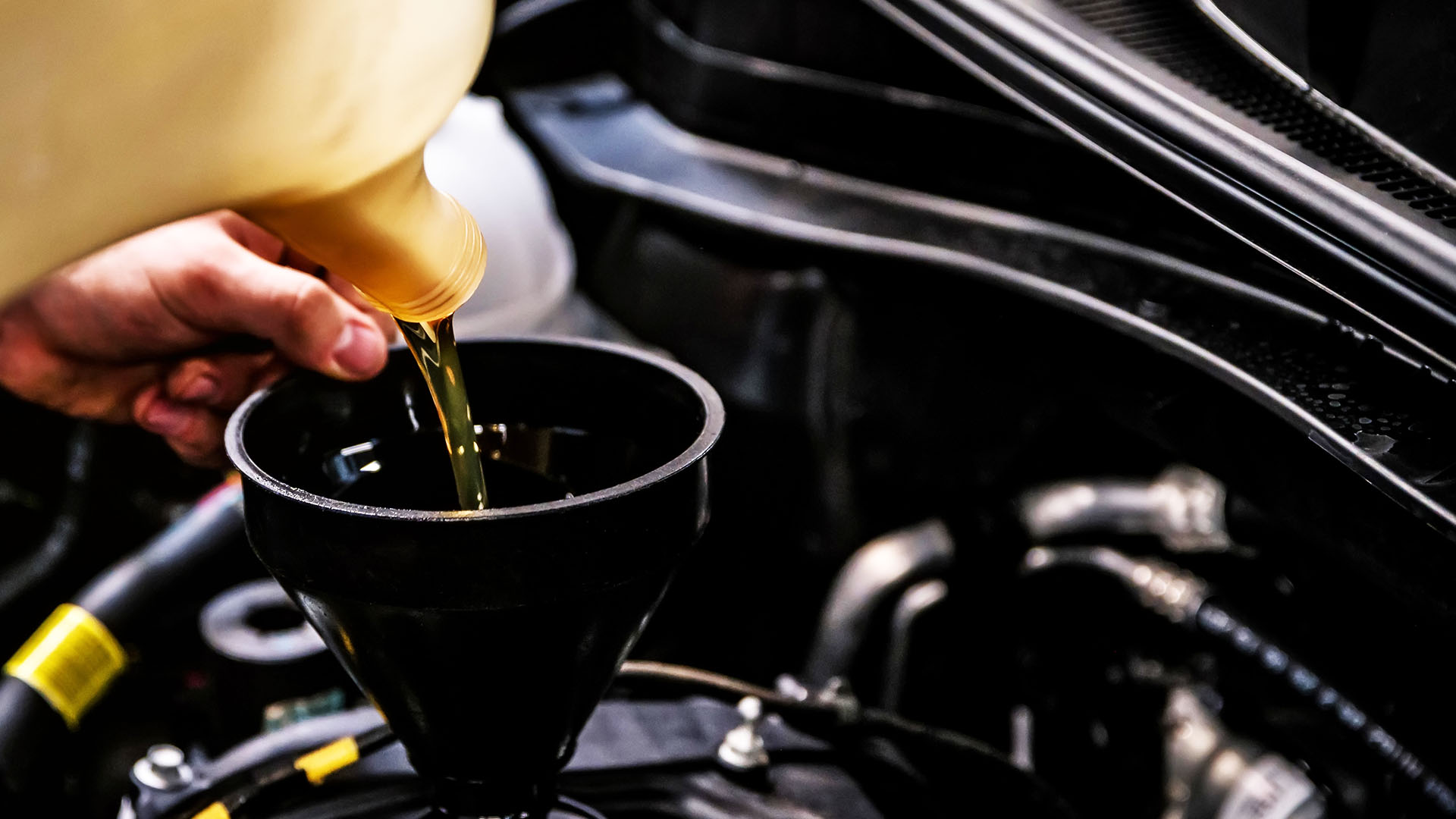 Einfüllen von Motoröl zum Schutz eines Motorschadens - Autoverwertung Hannover Autoverwertung Hannover Autoentsorgung